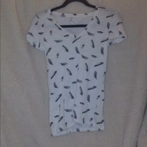 ‼️BRAND NEW‼️V-neck White & black feathers